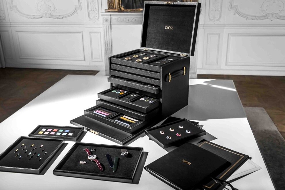 Dior запустив сервіс кастомізації своїх годинників. Так називається послуга, скориставшись якою можна зібрати власні годинники з більш ніж 200 мільйонів комбінацій.