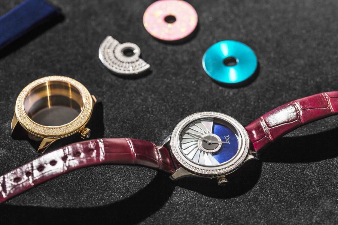Dior запустив сервіс кастомізації своїх годинників. Так називається послуга, скориставшись якою можна зібрати власні годинники з більш ніж 200 мільйонів комбінацій.