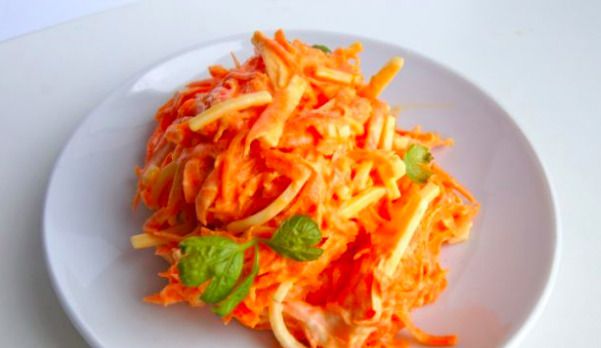 простий та смачний салат з моркви з сиром