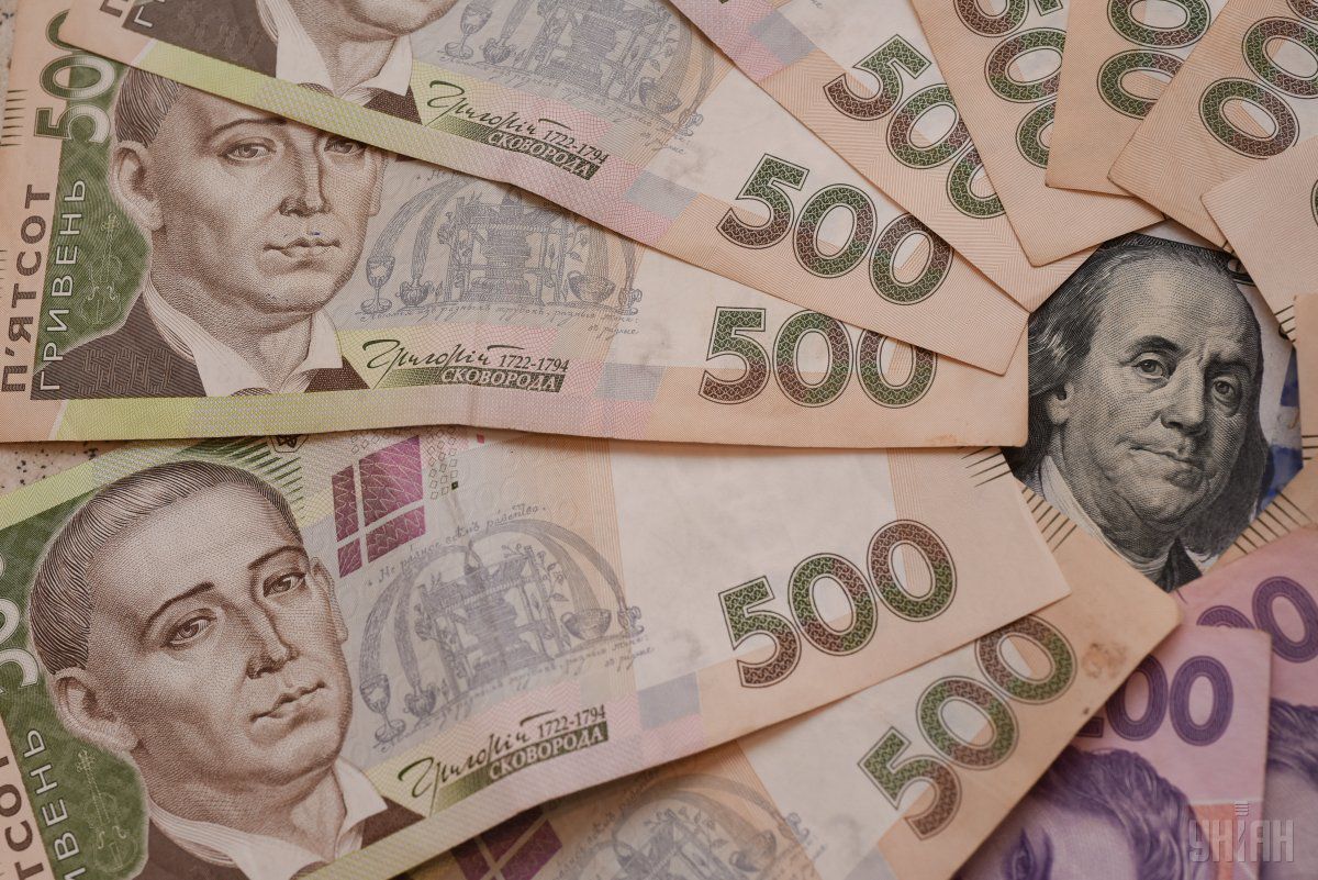 Нацбанк: українці почали забирати гроші з гривневих депозитів. Обсяг гривневих депозитів населення в платоспроможних банках за травень 2019 року зменшився на 2,9%.