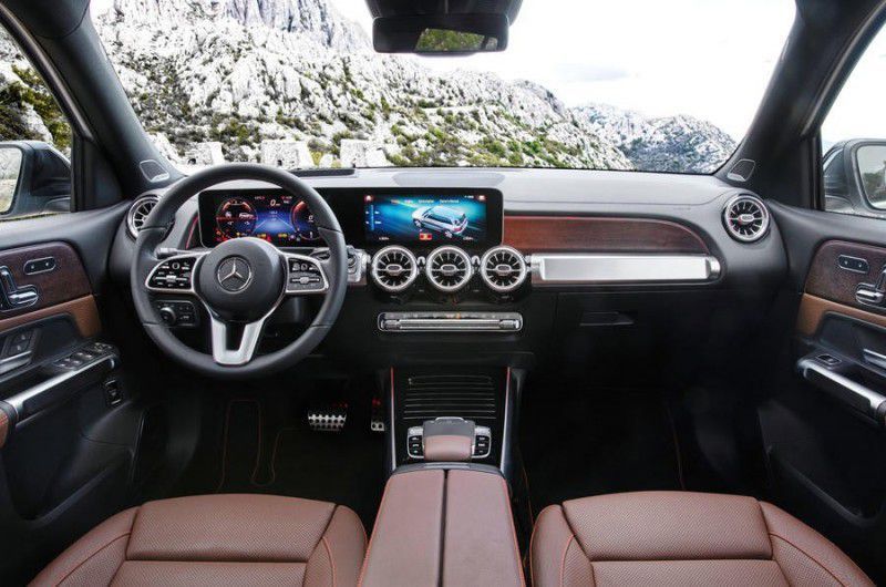 Mercedes GLB: новий компактний сімейний позашляховик. Модель є восьмою в компактному асортименті фірми, буде пропонуватися в п'яти та в семи-місцевому компонуванні.
