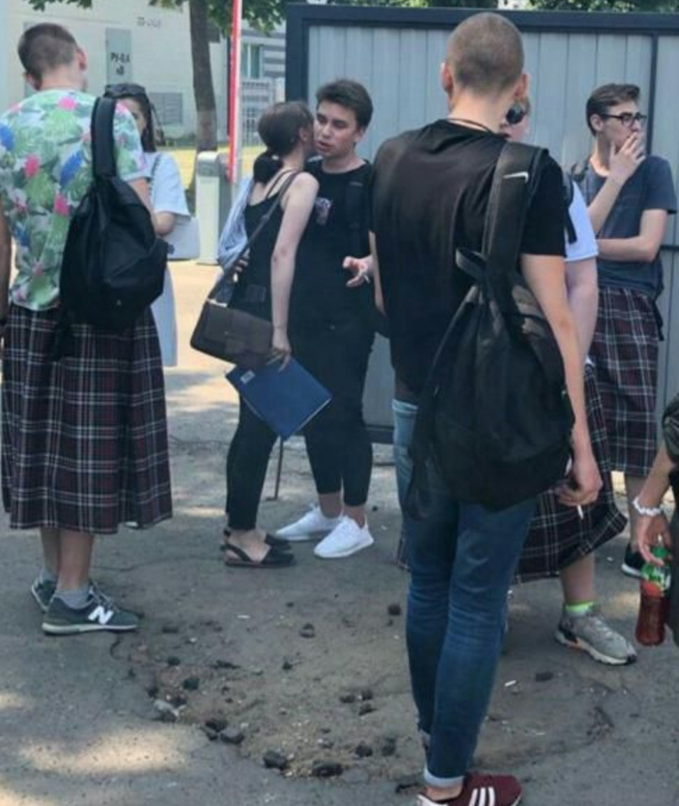 Студентам у Мінську заборонили носити шорти на заняття у спеку, але вони знайшли вихід. Хлопці прийшли до коледжу в спідницях!