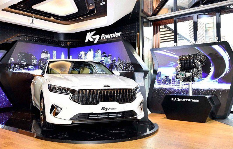Оновлену Kia Cadenza показали в Кореї як K7 Premier. Автомобіль отримав нові агресивні ґрати, витончені світлодіодні фари, нові світлодіодні задні ліхтарі та ін.
