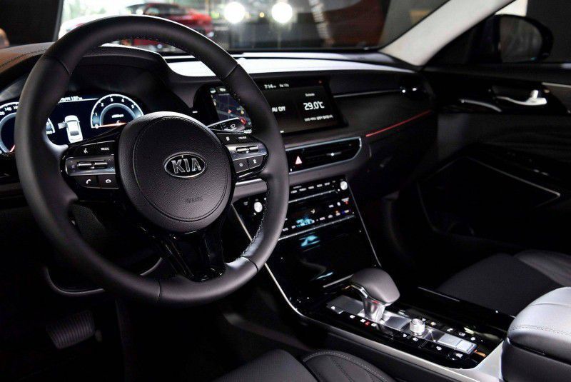 Оновлену Kia Cadenza показали в Кореї як K7 Premier. Автомобіль отримав нові агресивні ґрати, витончені світлодіодні фари, нові світлодіодні задні ліхтарі та ін.