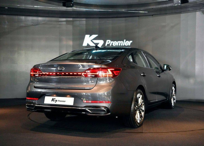 Оновлену Kia Cadenza показали в Кореї як K7 Premier. Автомобіль отримав нові агресивні ґрати, витончені світлодіодні фари, нові світлодіодні задні ліхтарі та ін.