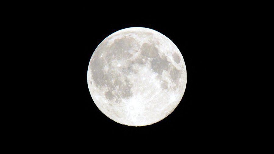 Вчені: чи обертається Місяць навколо своєї осі?. Із-за чого супутник планети завжди здається людям на Землі нерухомим?