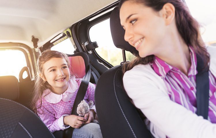 Як батькам привчити дитину їздити пристебнутою в автокріслі?. Декілька корисних порад.