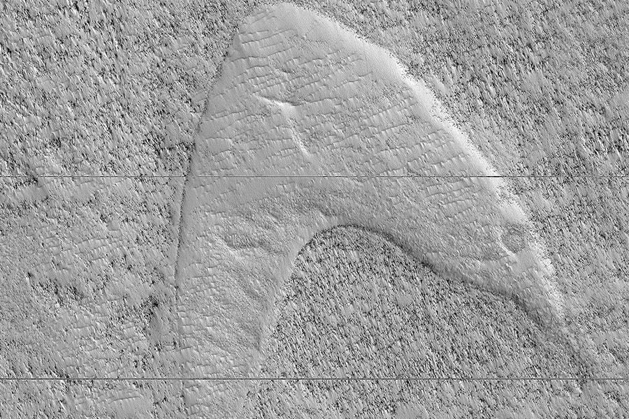 На Марсі виявили логотип вигаданої компанії «Стартрек». Його появу пояснюють виверження лави.