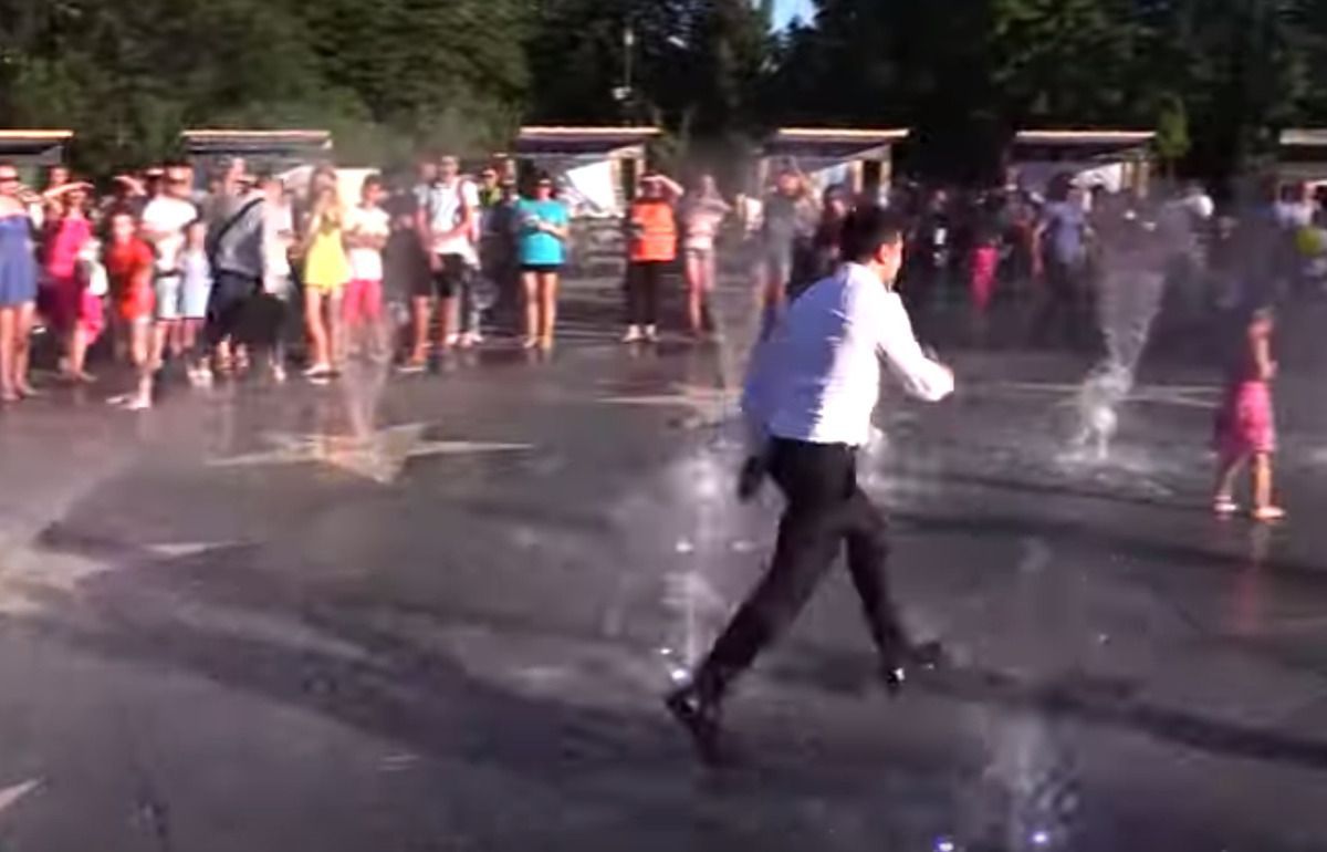 Президенту України в Маріуполі довелося тікаючи від людей через фонтан скупатися. Охороні Президента прийшлося намокнути.