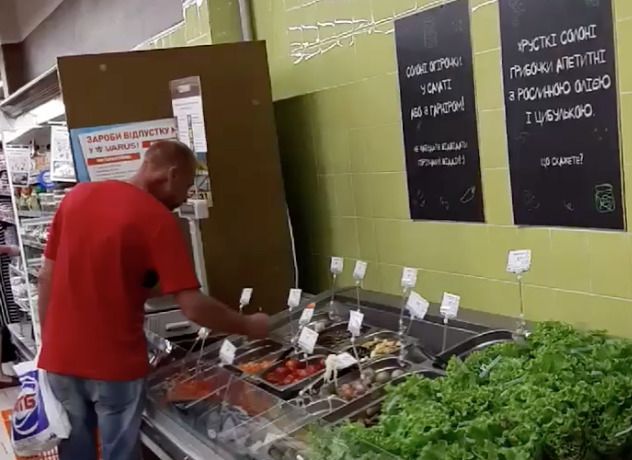 У супермаркету Дніпра голодний покупець почав їсти соління прямо з вітрини. У Дніпрі чоловік зайшов у супермаркет мережі VARUS і почав поїдати соління ложкою на очах у відвідувачів.