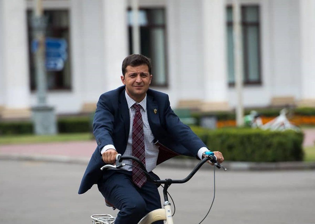Команда президента поки не буде їздити в офіс на велосипедах, але на всяк випадок встановили велостанцію. Під Адміністрацію президента встановили велостанцію європейській мережі nextbike.
