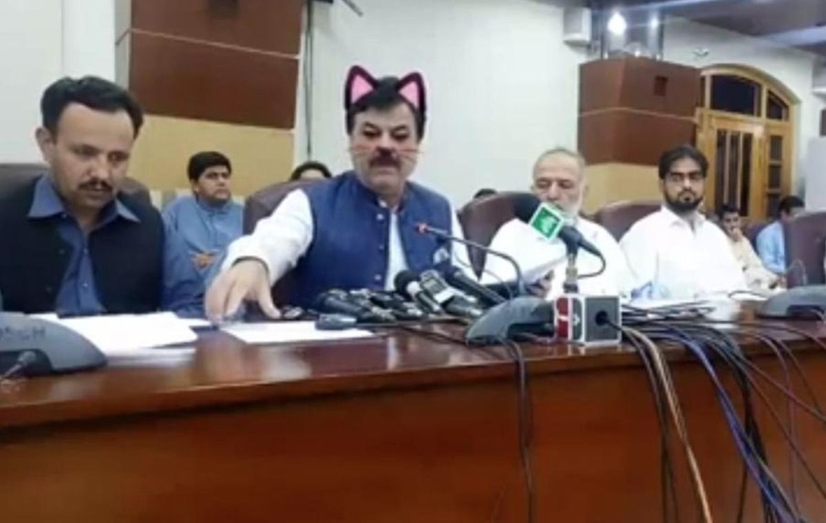 Чиновники в Пакистані на прес-конференції перетворилися на котів. Винуватцем преображення став фільтр для відео в Facebook, який включився в невідповідну хвилину.