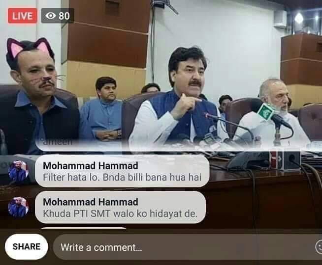 Чиновники в Пакистані на прес-конференції перетворилися на котів. Винуватцем преображення став фільтр для відео в Facebook, який включився в невідповідну хвилину.