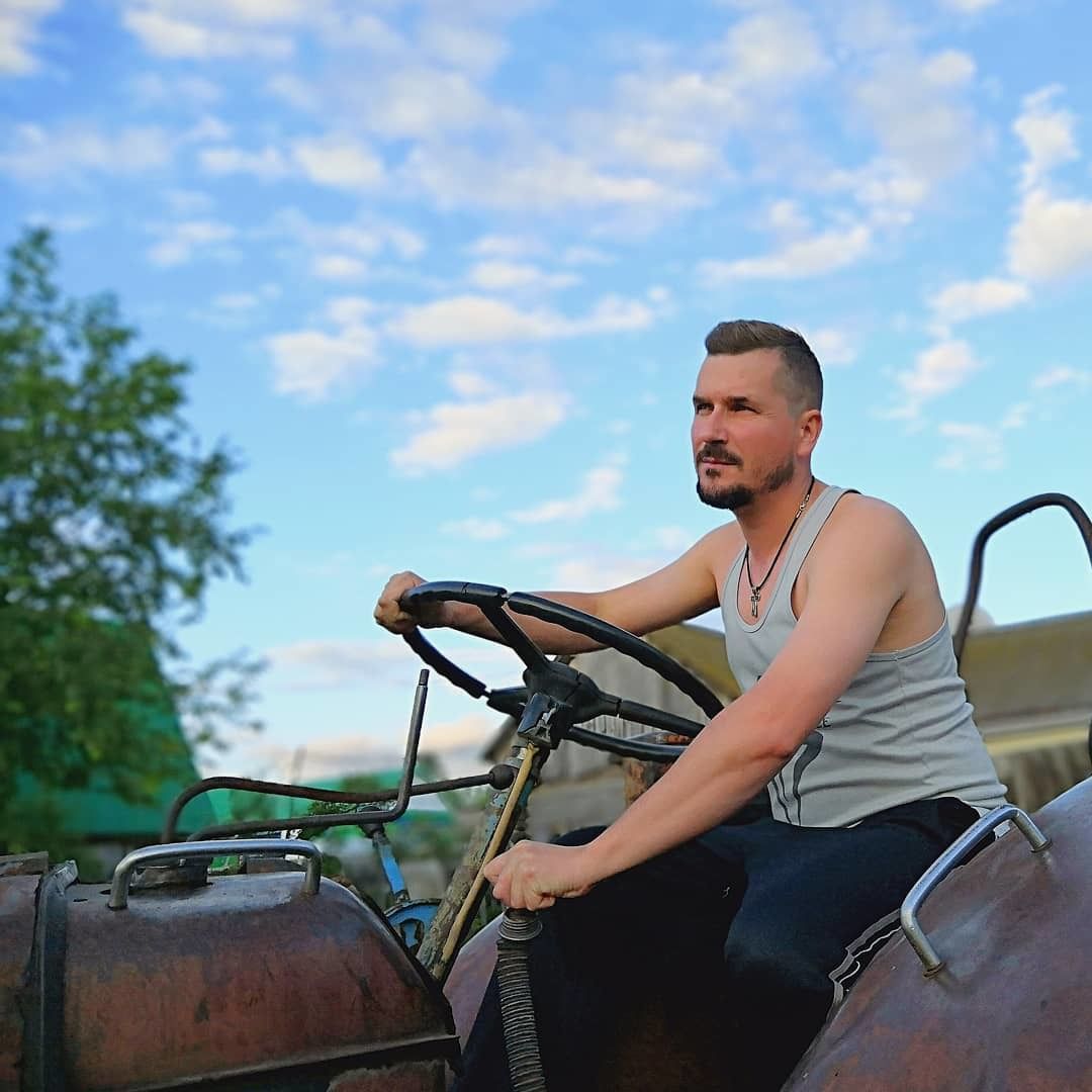 Анекдот дня: зек у в'язниці розповідав, як викрав цілий трактор. Відмінний метод!