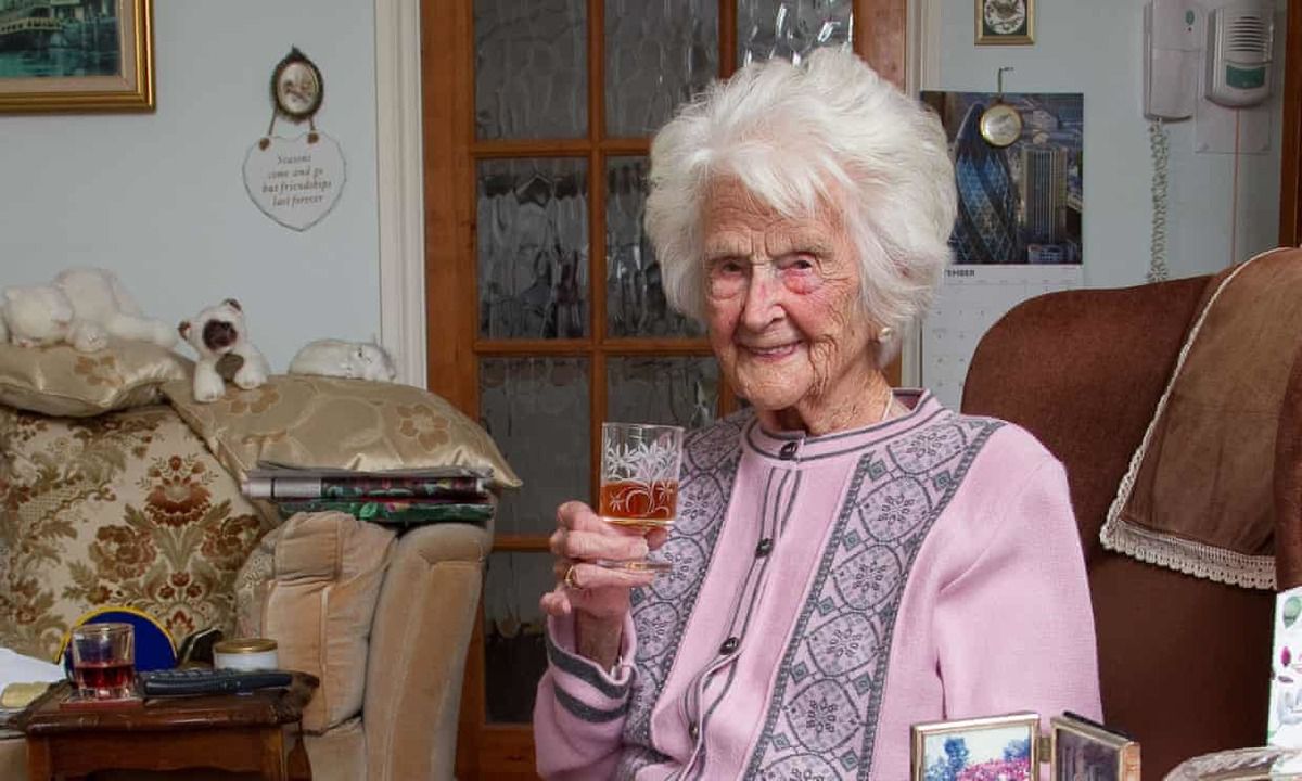 Померла найстаріша мешканка Британії, яка кожен день пила віскі. У Великобританії у віці 112 років померла відома на весь світ довгожителька Грейс Джонс, яка останні 62 роки щодня по ковтку пила віскі.