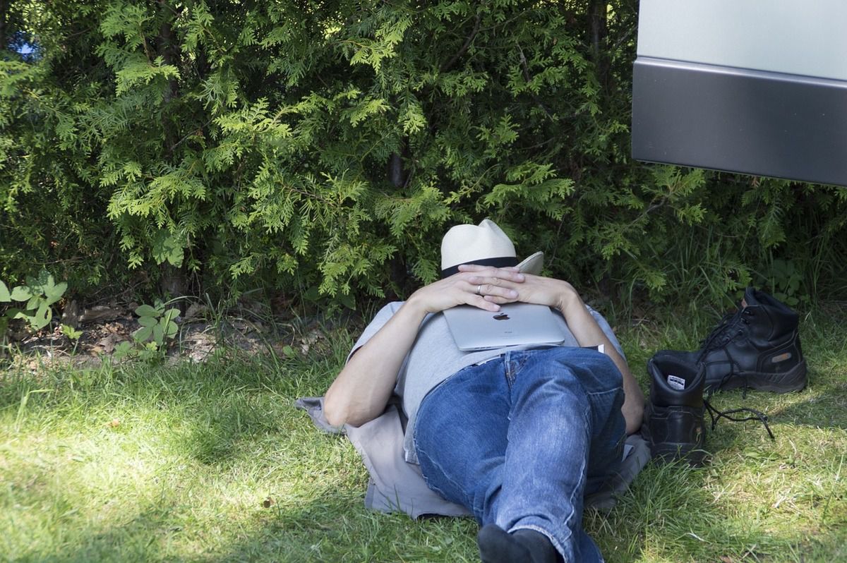 Згідно з новим трудовим кодексом робоча перерва може тривати до чотирьох годин. Українцям дозволять відпочивати під час робочого дня до чотирьох годин під час сильної спеки або холоду.