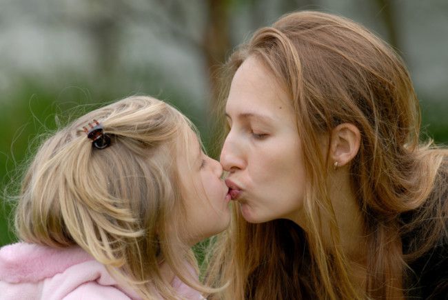 Попередження психолога: не можна цілувати дітей в губи. Висловлювати любов можна по-іншому.