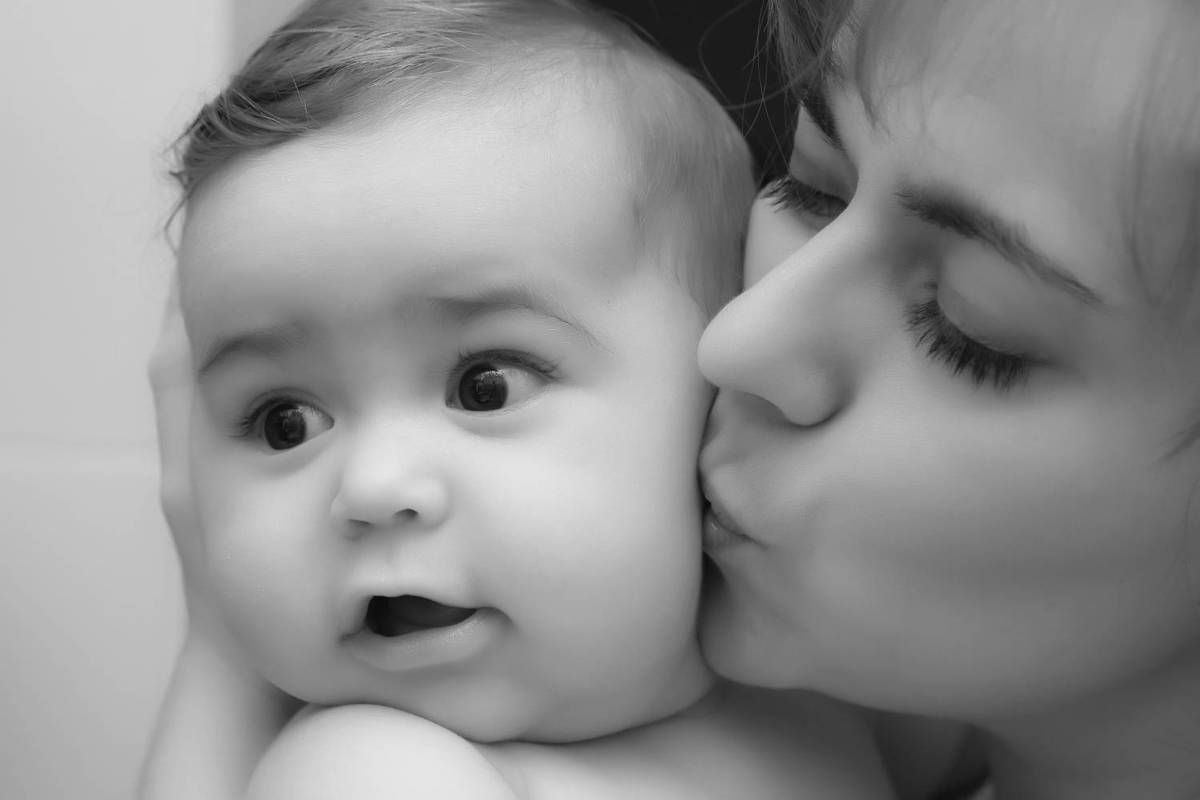 Попередження психолога: не можна цілувати дітей в губи. Висловлювати любов можна по-іншому.