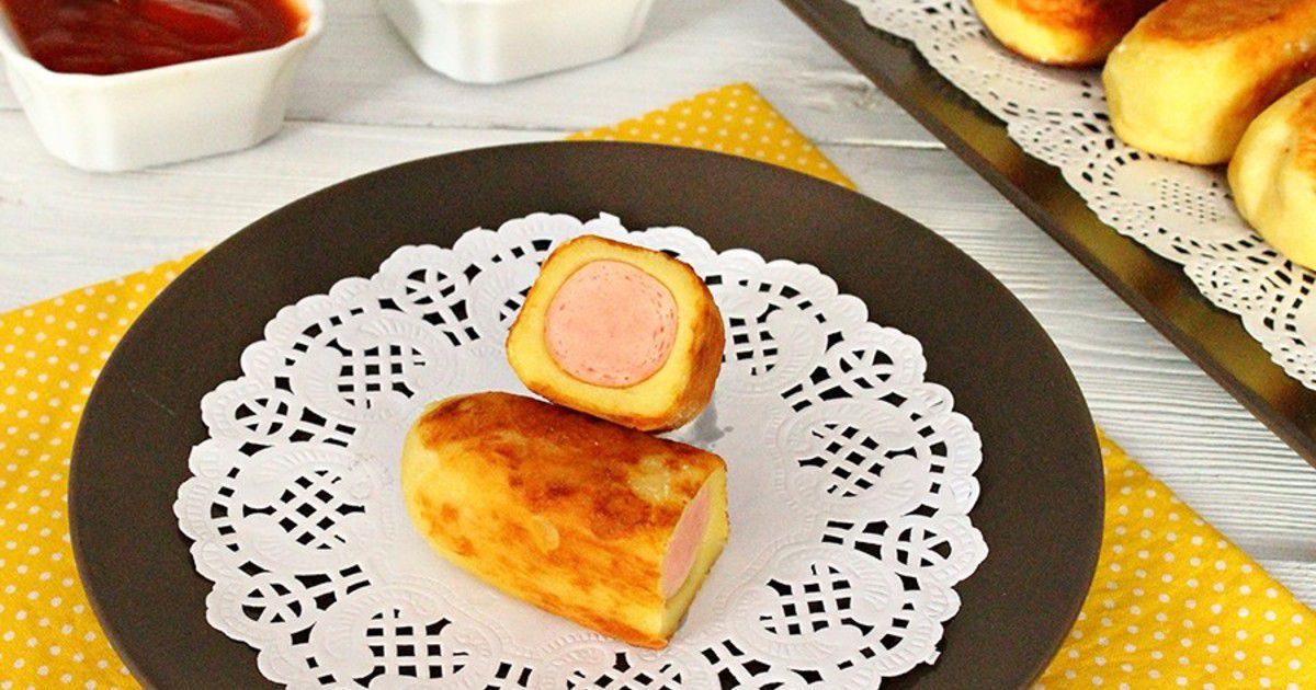 Сосиски в картопляному пюре — смачна і ситна закуска. Це яскравий приклад того, що зі звичайних продуктів можна зробити оригінальну страву.