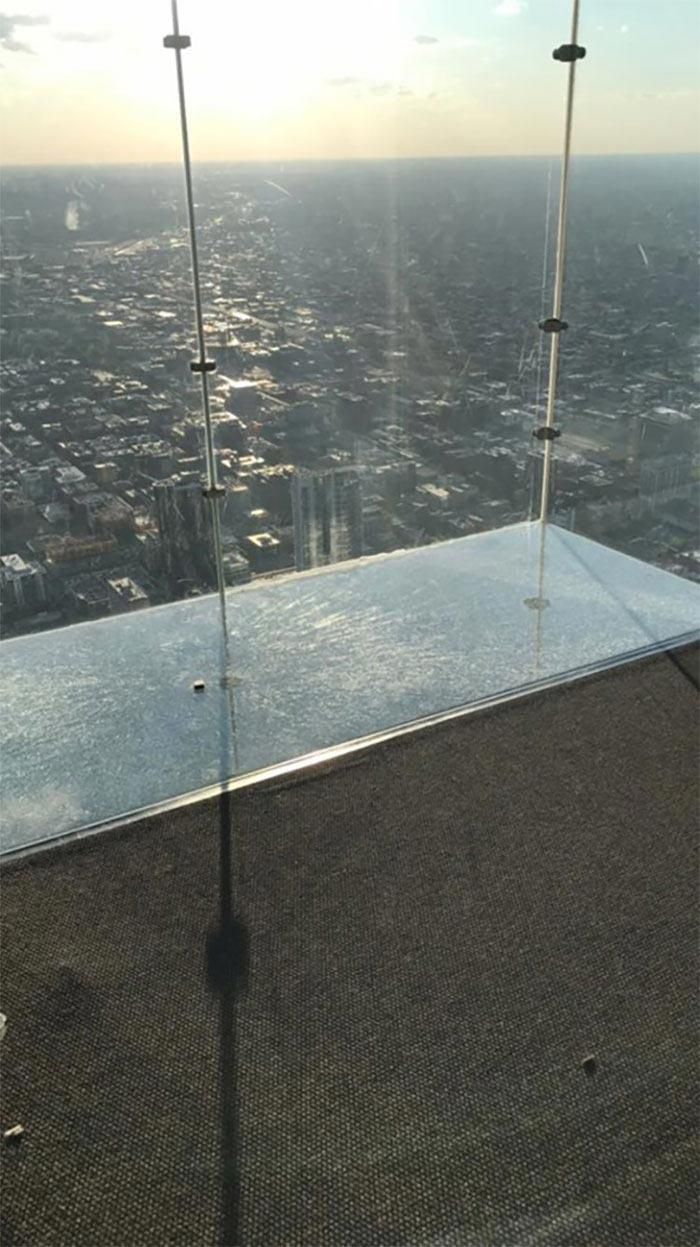 Скляна підлога на 103-му поверсі тріснула під ногами відвідувачів. Однією фобією більше.
