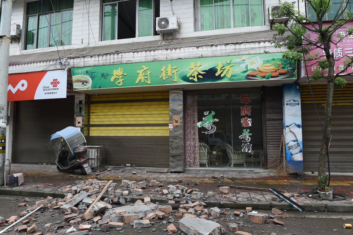 У Китаї стався потужний землетрус магнітудою майже 6, є загиблі. Ще понад 130 людей постраждали.