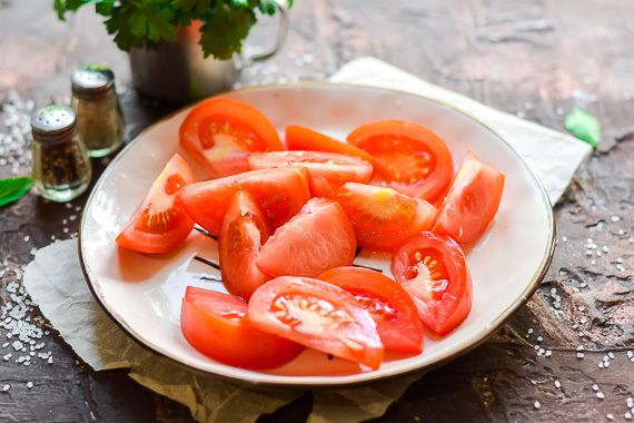 Малосольні помідори в пакеті: ідеальна закуска до будь-якого столу. Всього дві години і смачні помідорчики будуть готові.