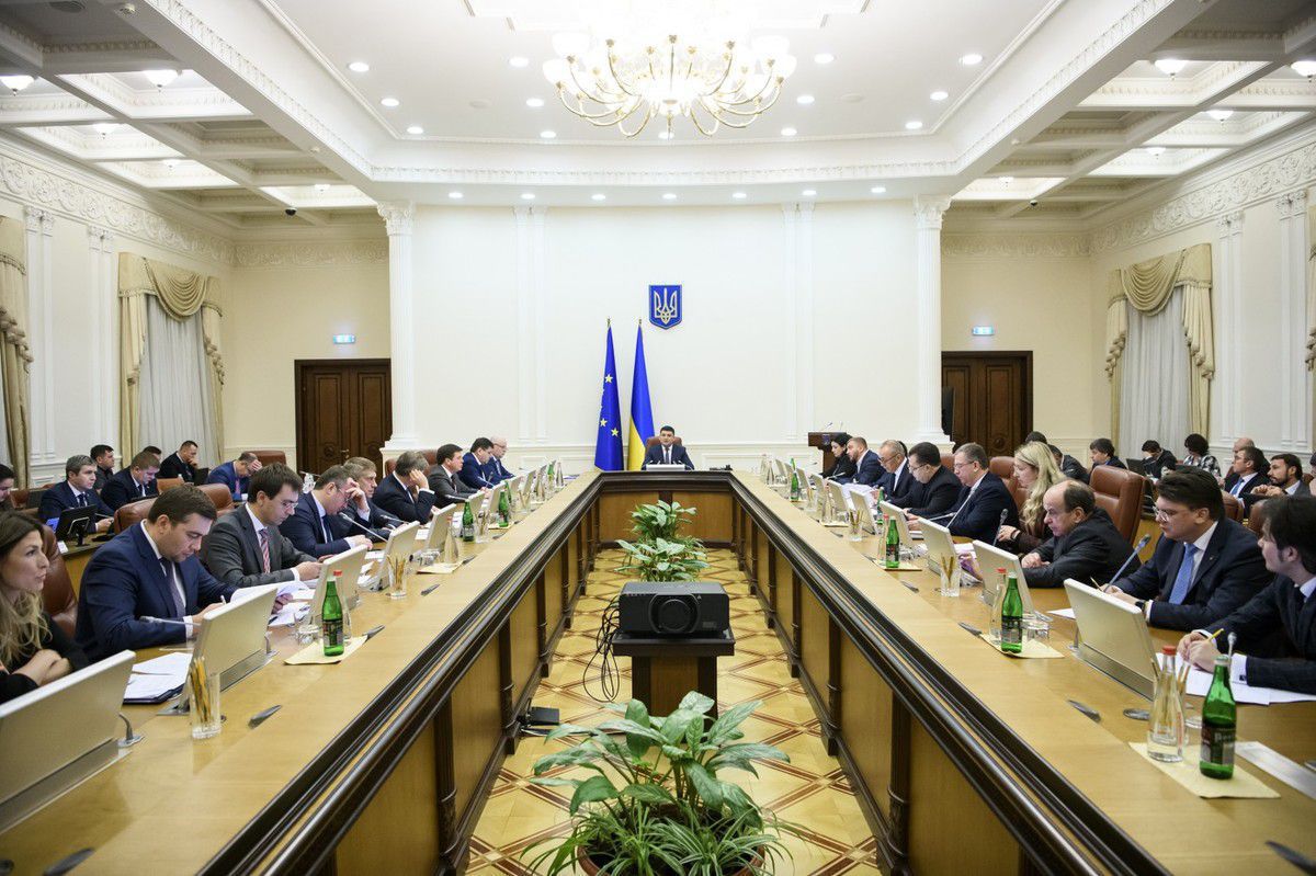 Гройсман підняв зарплати місцевим чиновникам. Кабінет міністрів України збільшив посадовий оклад главам регіонів.