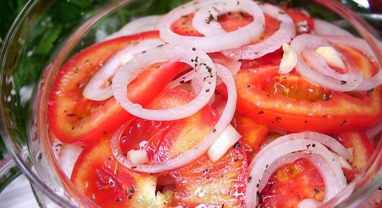 Дуже смачний рецепт закуски з помідорів і цибулі. Цей рецепт підійде тим, хто не боїться спробувати щось нове і експериментувати.