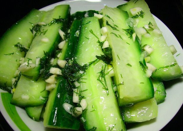 Малосольні огірки швидкого приготування — 10 хвилин і смачне блюдо готове. Популярне і смачне блюдо — це малосольні огірки.
