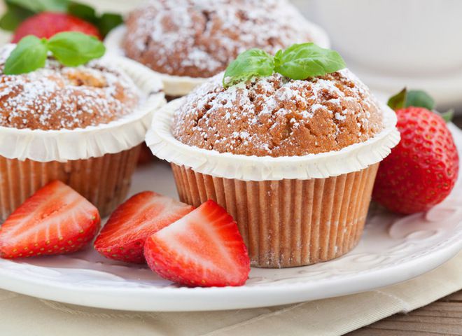 Ніжний і солодкий кекс з ягодами. Що може бути смачніше, ніж шматочок кексу з ягідним смаком з улюбленим чаєм?