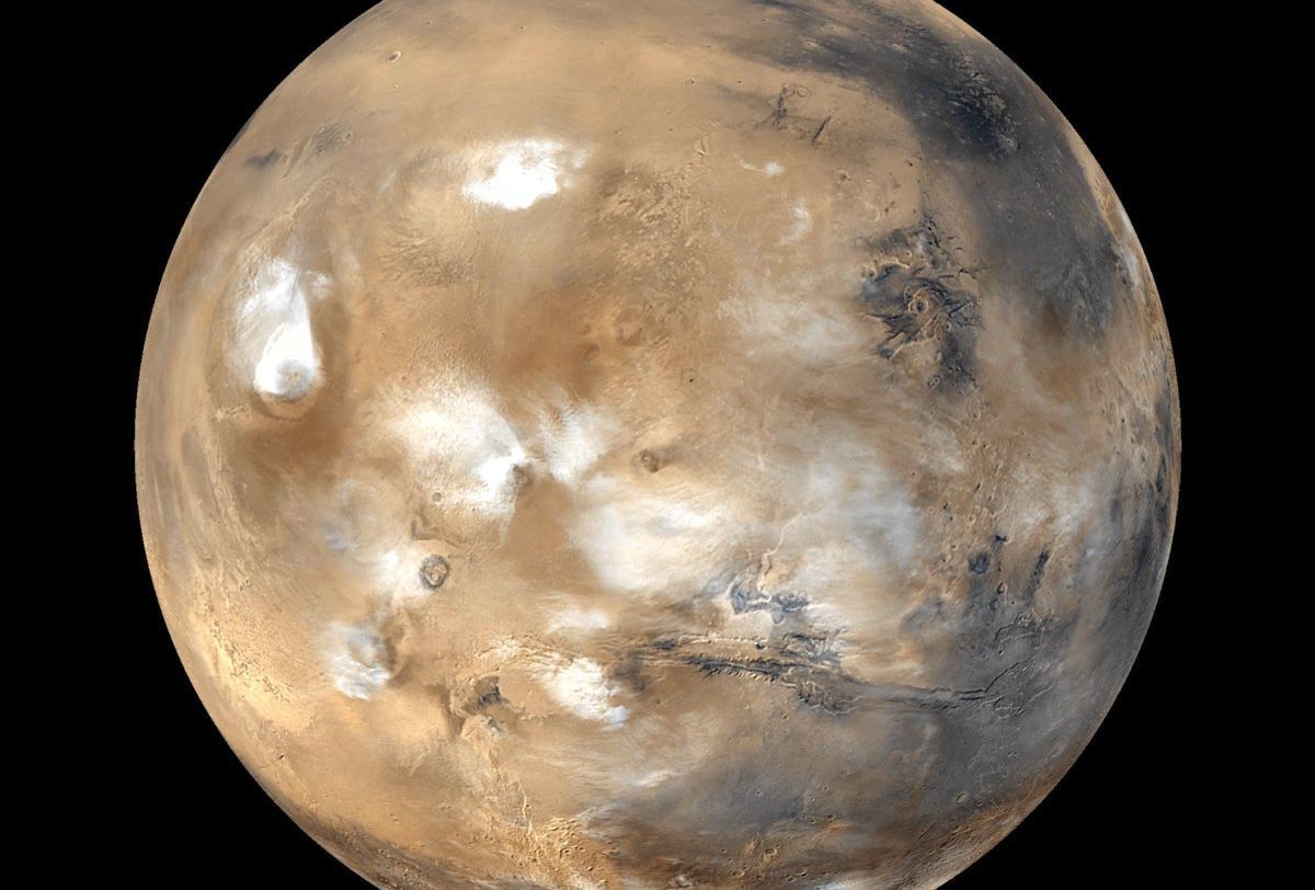 Хмари на Марсі з'явилися від метеоритного пилу. У порівнянні з Марсом, хмари в атмосфері Землі утворюються при конденсації водяної пари.