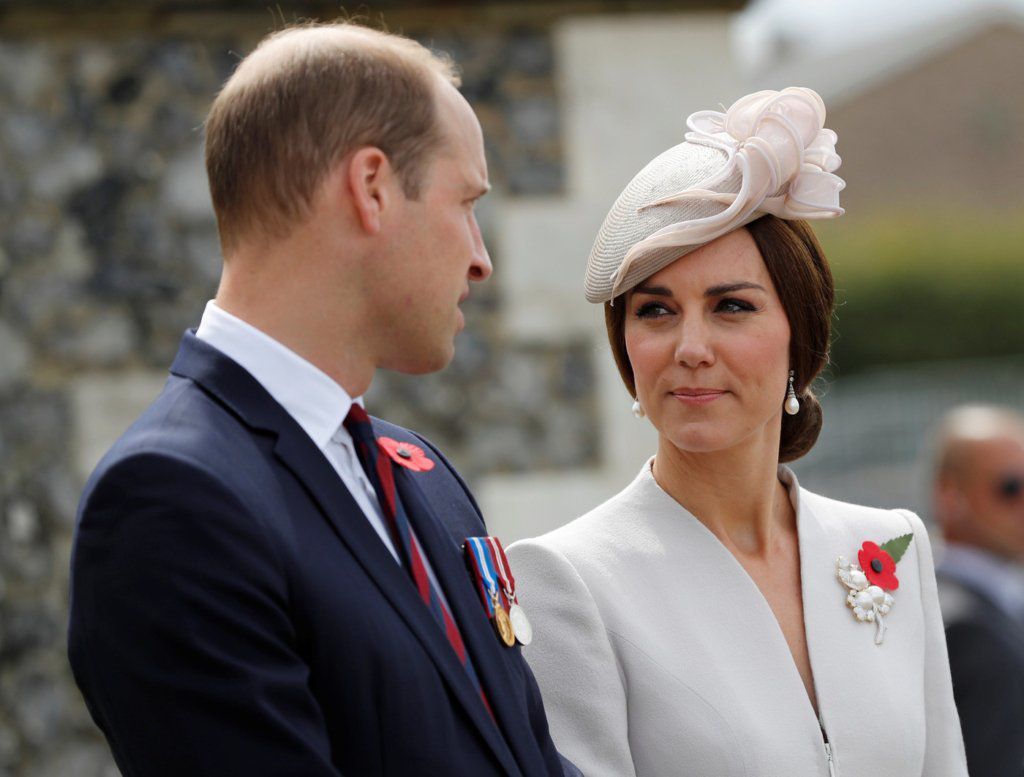 У західних ЗМІ обговорюють, чому Принц Вільям перестав носити обручку. Востаннє його бачили з кільцем чи не в день весілля зі своєю дружиною Кейт Міддлтон. На відміну від свого рідного брата принца Гаррі, який носить обручку постійно.