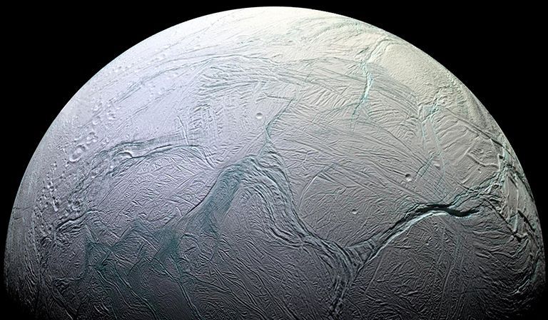 Океан Енцелада на Сатурні виявився схожим на океани Землі. Підлідний океан Сатурна виявився багатий необхідними для розвитку життя речовинами.
