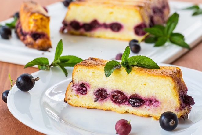 Ягідний пиріг з сиром: легкий і швидкий у приготуванні. Від цього ніжного пирога з сиром та ягодами ваші гості будуть в повному захваті.