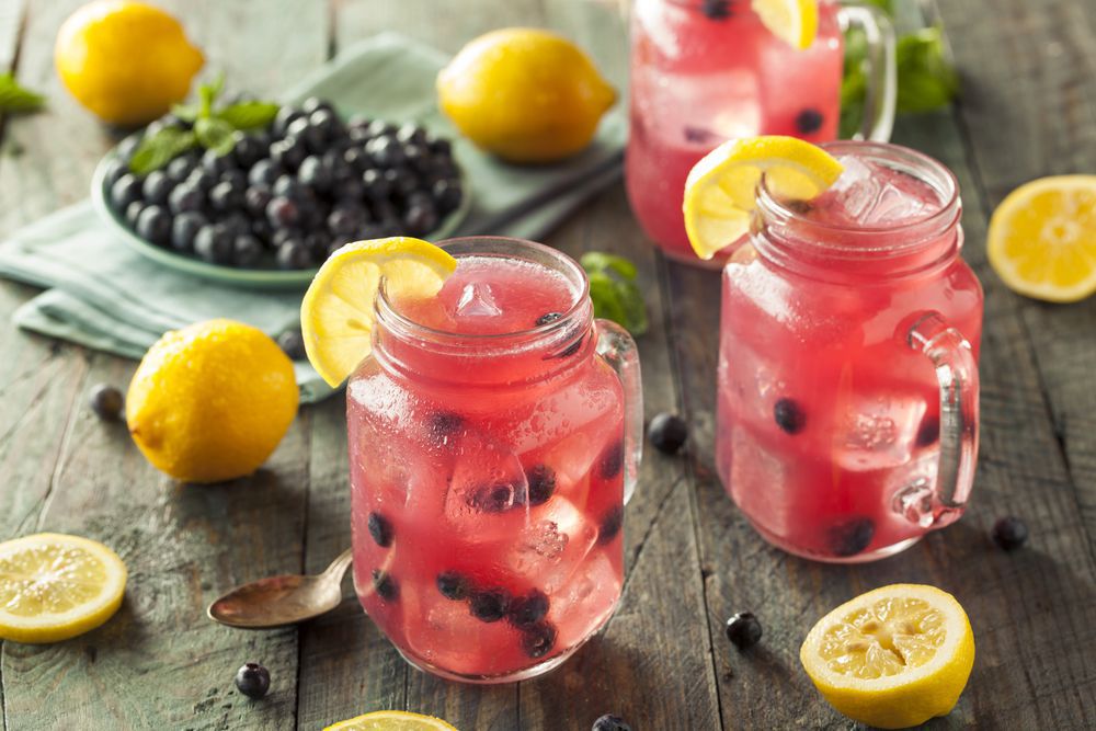 Охолоджуючий домашній лимонад: 5 смачних рецептів. Врятуватися від літньої спеки можна не тільки прохолодними, але і смачними напоями.