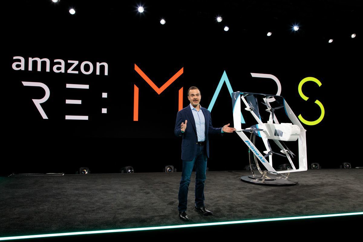 Amazon запатентувала технологію охорони будинку за допомогою дронів. Компанія Amazon отримала патент на систему стеження за житлом за допомогою своєї системи повітряних дронів-кур'єрів.