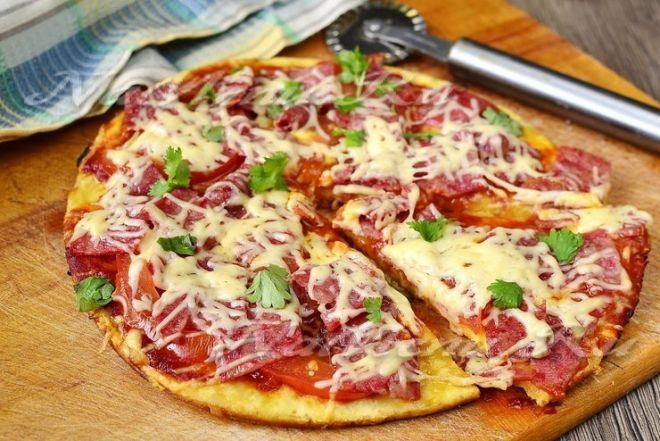 Швидка піца на сковороді: всього за 10 хвилин і апетитна випічка готова. Навіть тісто не треба розкачувати!