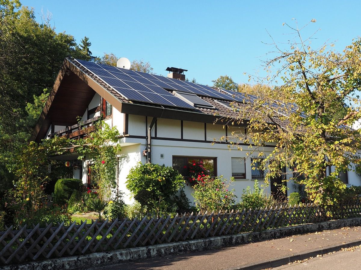 НКРЕКП має намір втричі знизити «зелений тариф» для домашніх вітрових та сонячних генераторів електроенергії. Пакет відповідних постанов НКРЕКП вже включений до порядку денного.