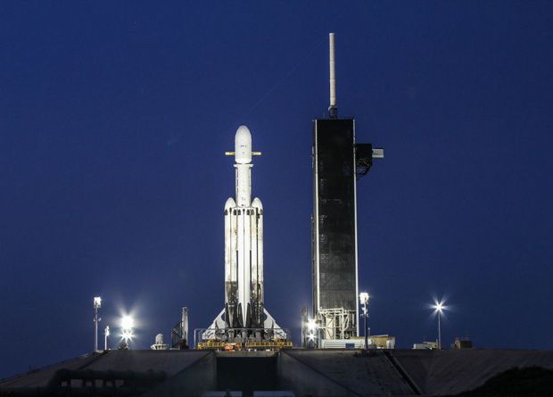 Falcon Heavy запустила сонячне вітрило і кубсати з Wi-Fi. Всього на орбіту вирушили 24 апарати.