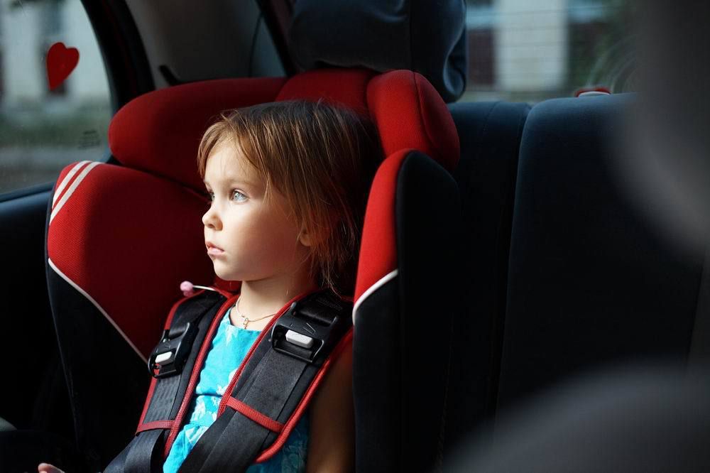 Дітей не можна залишати одних в салоні авто влітку — нагадування батькам. Не ризикуйте життям власного малюка.