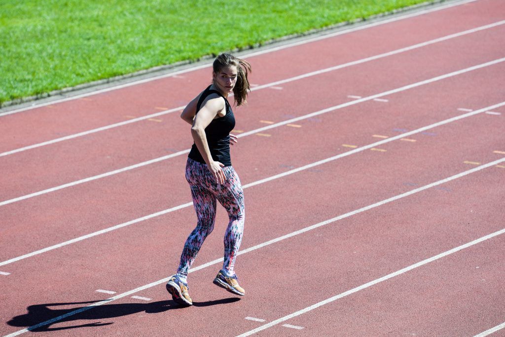 Дівчина практикує досить незвичайний вид бігу — спиною вперед, але все це не тільки заради веселощів. Такий незвичайний спосіб пробіжок набагато ефективніший.
