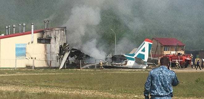 У Росії літак Ан-24 здійснив аварійну посадку, є загиблі. Після зльоту у літака перестав працювати двигун.
