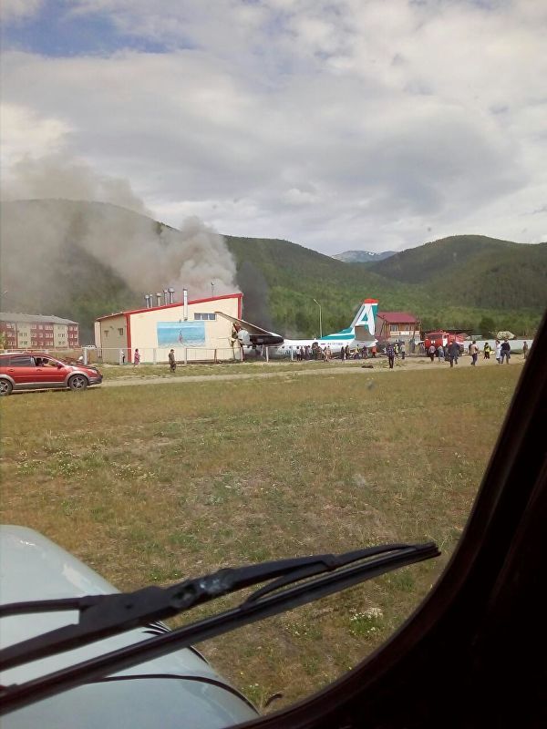 У Росії літак Ан-24 здійснив аварійну посадку, є загиблі. Після зльоту у літака перестав працювати двигун.