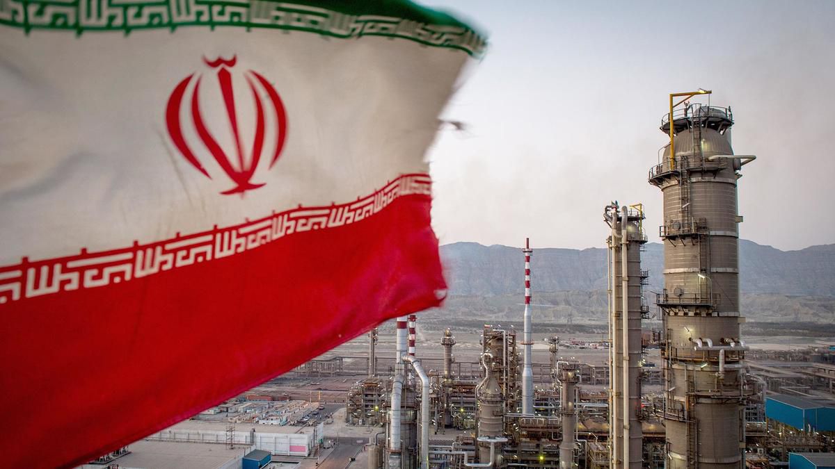 Китай відкидає політику США зі зведення експорту іранської нафти до нуля. Китай не підтримує політику США щодо повної ліквідації експорту іранської нафти.