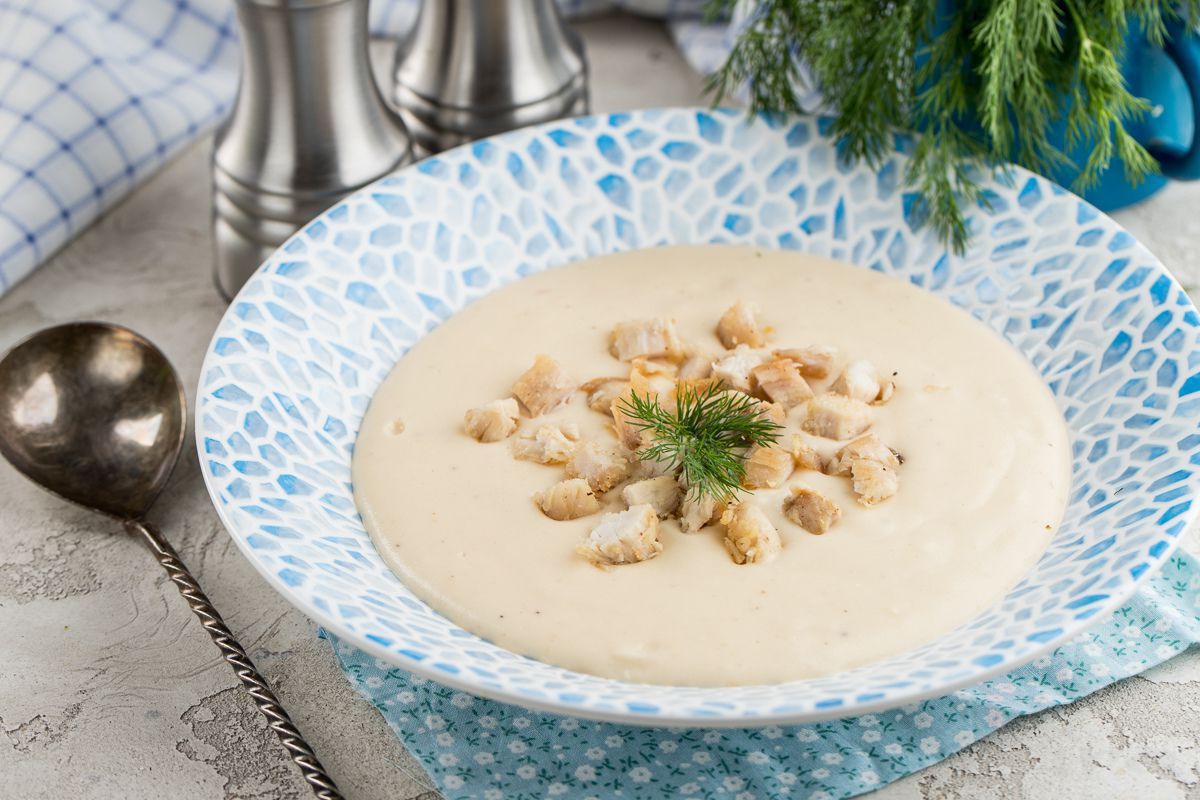 Крем-суп з сиром і хрусткою куркою. Ця страва здатна здивувати простотою приготування, а також незвичною подачею.