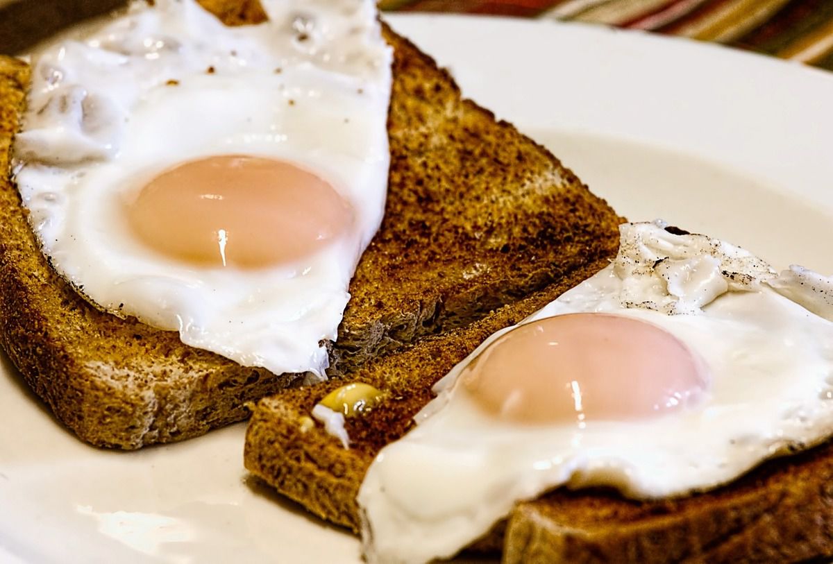 Дослідження показало що ні харчовий холестерин, ні споживання яєць не пов'язані з високим ризиком інсульту. Холестерин в їжі не підвищує ризик інсульту.