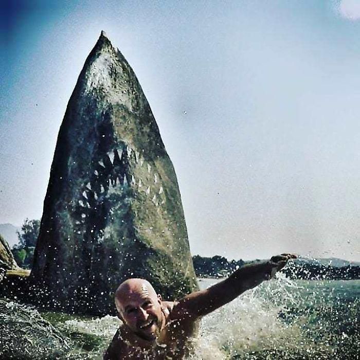 Хлопець перетворив камінь в реалістичну акулу і тепер вона зірка туристичних фотографій. І все завдяки фільму «Щелепи».