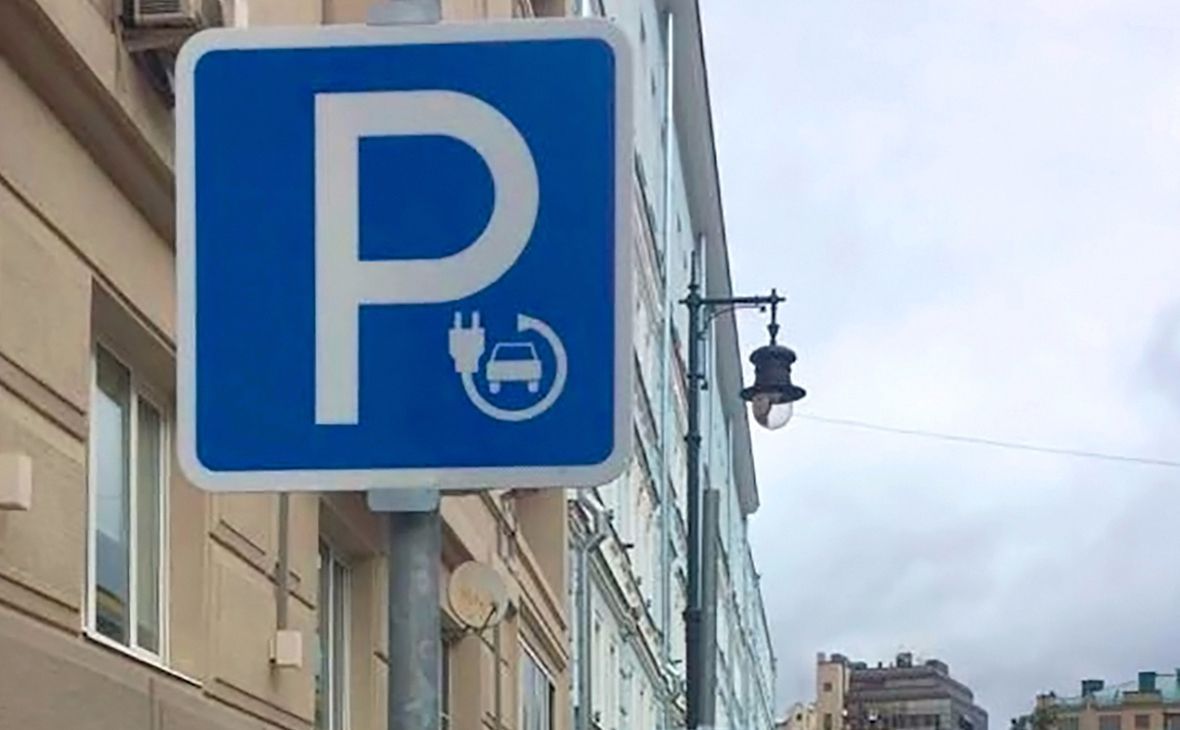В Україні з'явиться новий штраф — за стоянку на місці для електромобілів. Депутати пропонують посилити правила парковки для машин на бензині і дизелі.