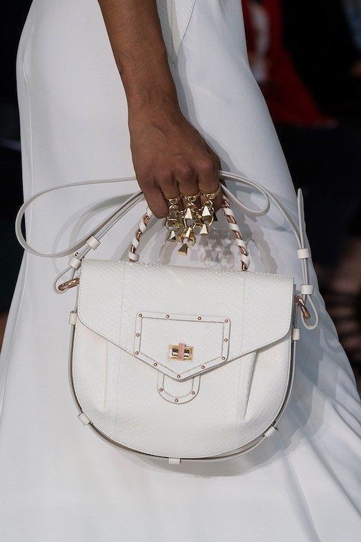 З чим і як носити модну білу сумку у 2019 році?. Різноманіття форм і матеріалів дозволять в цьому році навіть найбільш вимогливій модниці знайти свій ідеальний варіант.