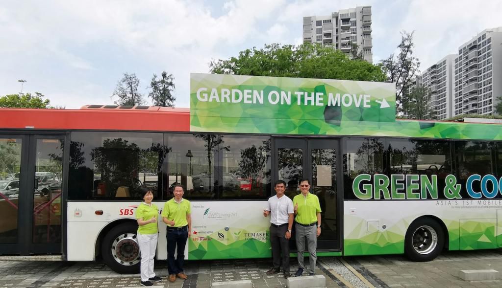 В Сінгапурі тестують автобуси з травою на дахах, щоб охолодити повітря в салоні без кондиціонера. Вчені придумали цікаве рішення по боротьбі зі спекою в салоні автобуса.
